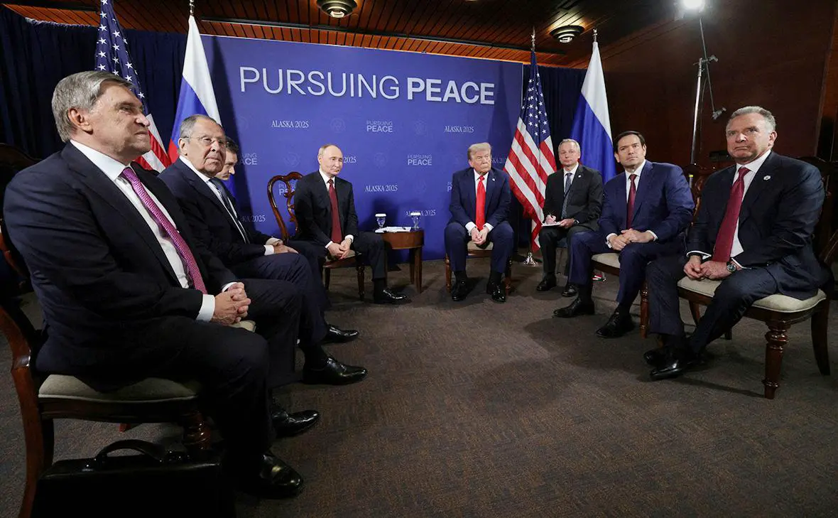 Юрий Ушаков, Сергей Лавров, Владимир Путин, Дональд Трамп, Марко Рубио и Стив Уиткофф во время переговоров на авиабазе Эльмендорф-Ричардсон в Анкоридже на Аляске, 15 августа 2025 г. (Гавриил Григоров / Sputnik / Reuters)