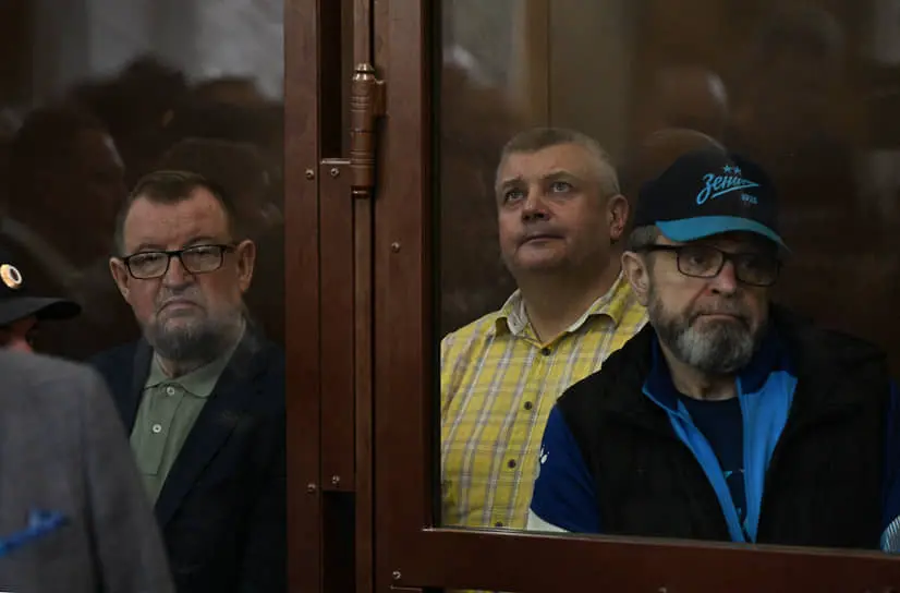 Бывший начальник Главного управления Министерства внутренних дел по Петербургу и Ленинградской области, генерал-лейтенант Сергей Умнов, руководитель УГИБДД по Санкт-Петербургу и Ленинградской области генерал-майор Алексей Семенов и бывший замначальника главка генерал-майор в отставке Иван Абакумов (слева направо), обвиняемые во взятках, перед заседанием Хамовнического суда