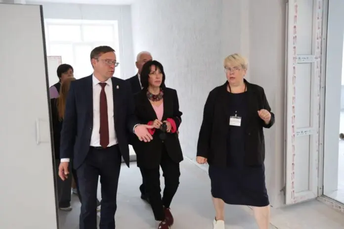 Татьяна Савинова объявила о переменах в Каменской ЦРБ, школе №5 и спорткомплексе-0