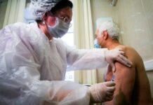 v moskve 104letnij veteran vakczinirovalsya sputnikom pri podderzhke anastasii rakovoj-infovzor-ru-175346350500-0