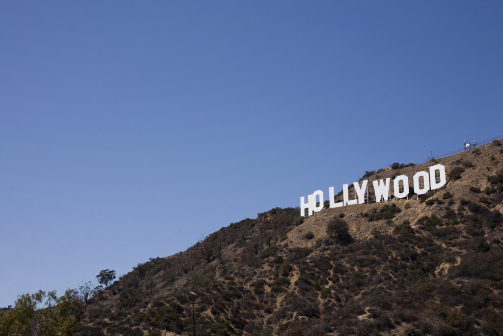Hollywood Sign perched on a sunny hillside - infovzor Знак Голливуда