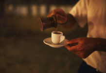 Чашка традиционного арабского кофе