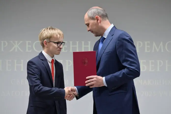 Денис Паслер подчеркнул успехи школьников Свердловской области на олимпиаде ВсОШ и вклад СУНЦ УрФУ в Екатеринбурге-0