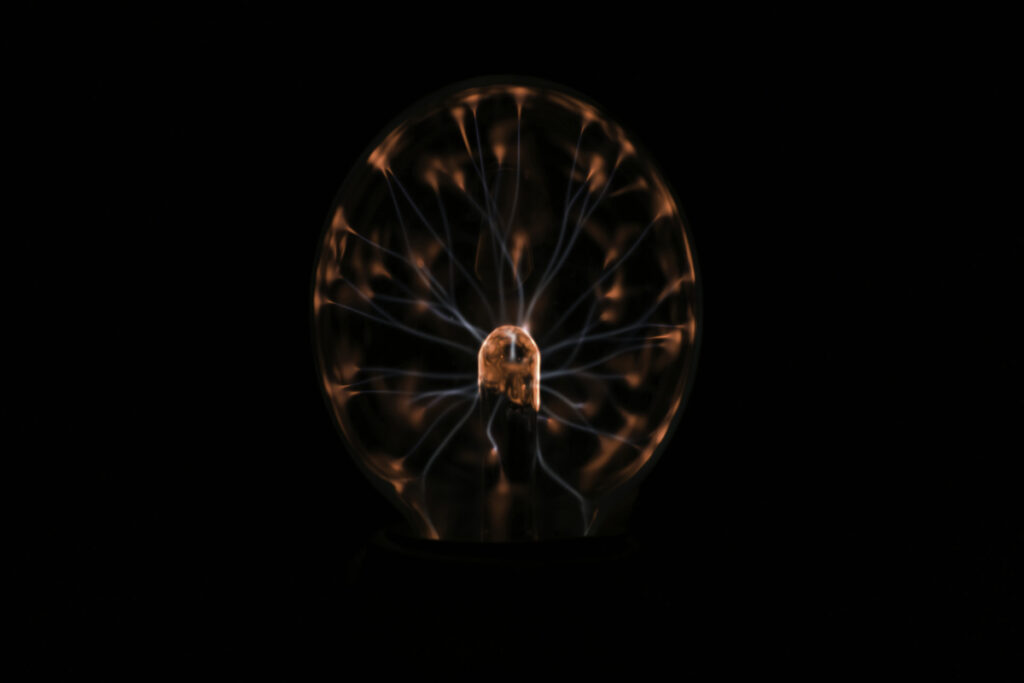 Электростатическая плазменная сфера в темноте