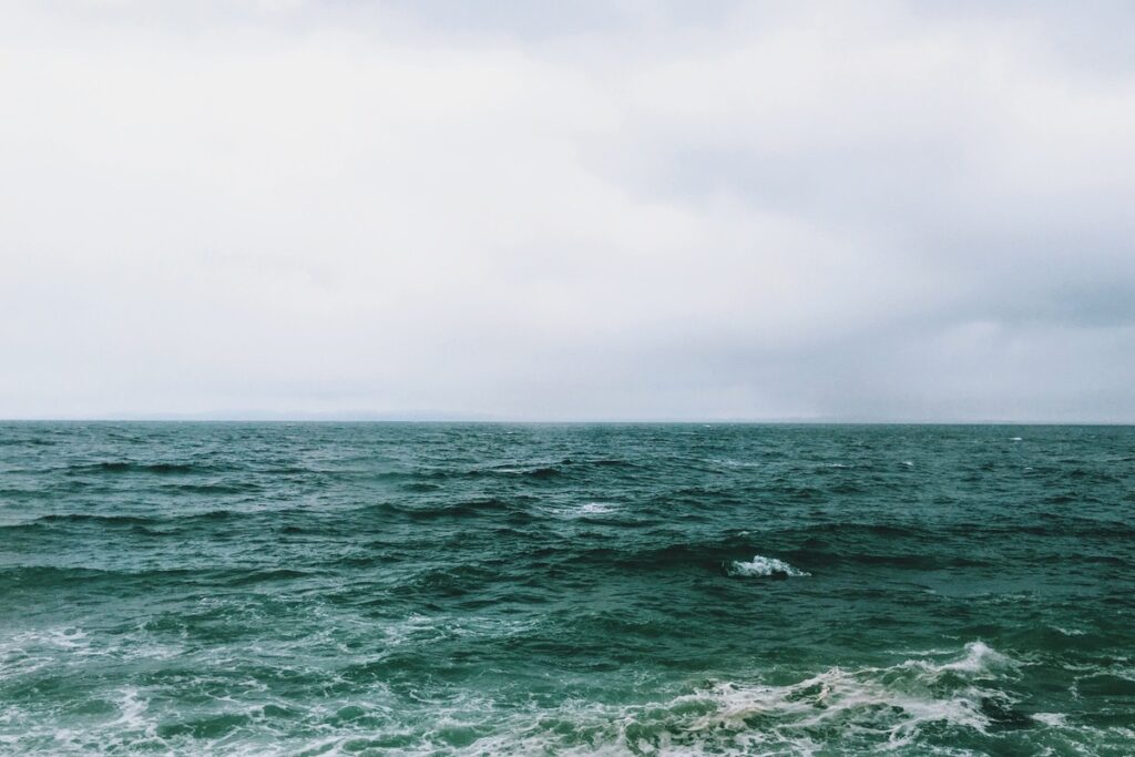 Океанские волны с облачным небом