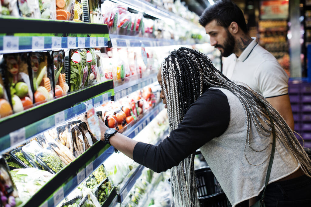 A couple shopping for food - infovzor Пара за покупками еды