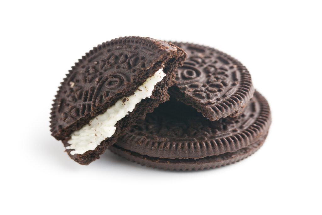 Печенье Oreo, разломанное пополам