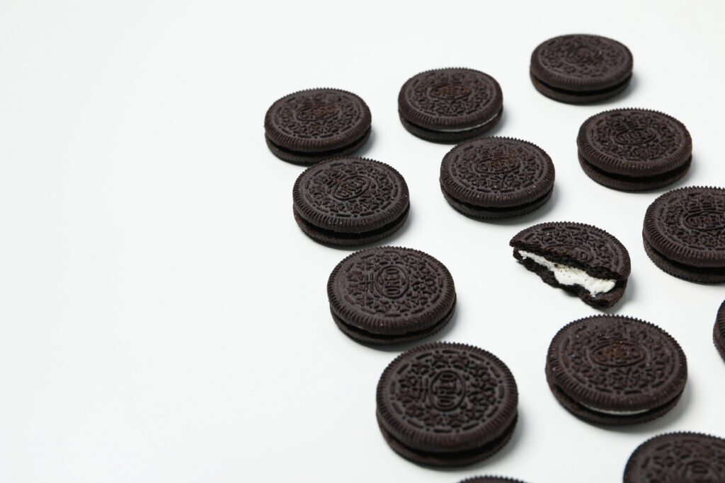 Печенья Oreo лежат в ряд