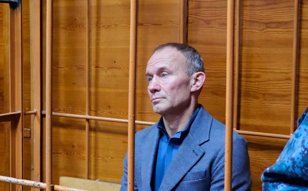 Олег Чемезов во время избрания меры пресечения в Верх-Исетском районном суде, 30 сентября 2025 года (РБК)