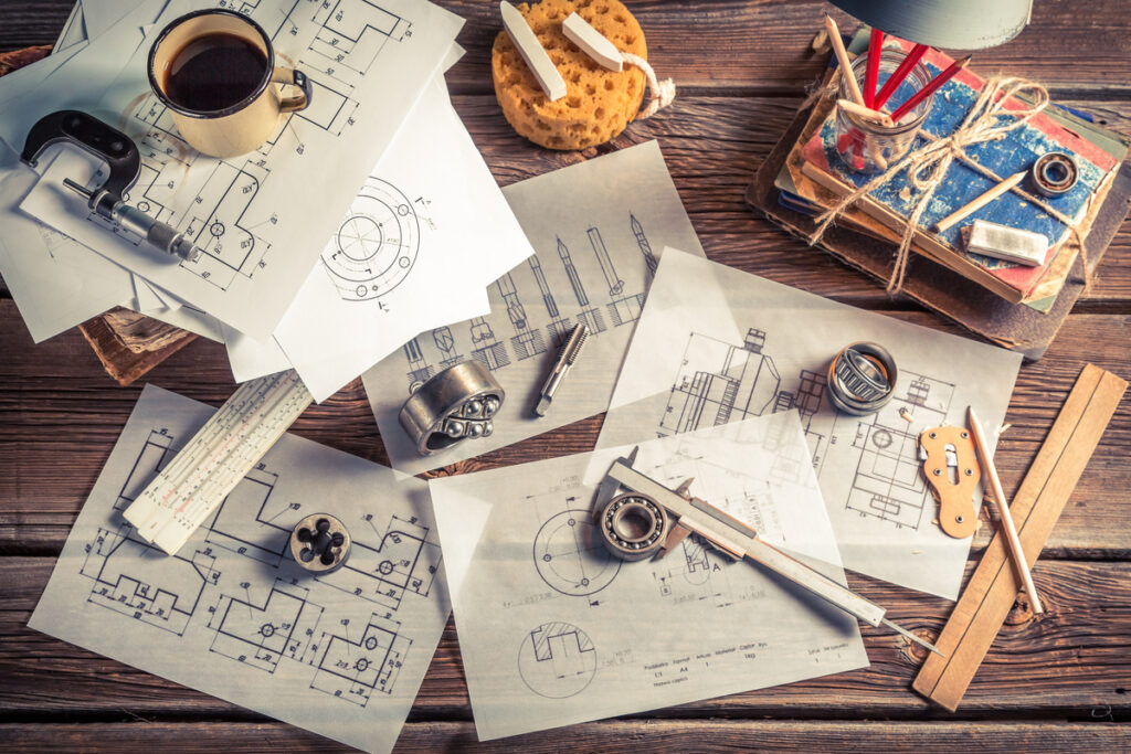 Vintage mechanical engineer desk as education concept - infovzor Стол инженера-механика
