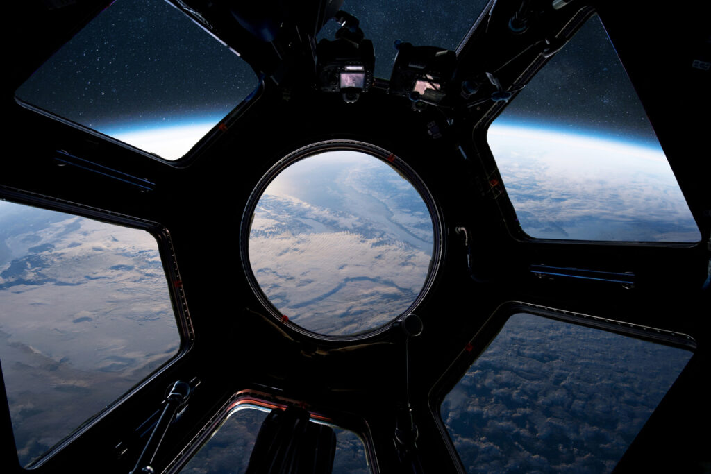 Вид на Землю через окно космического корабля