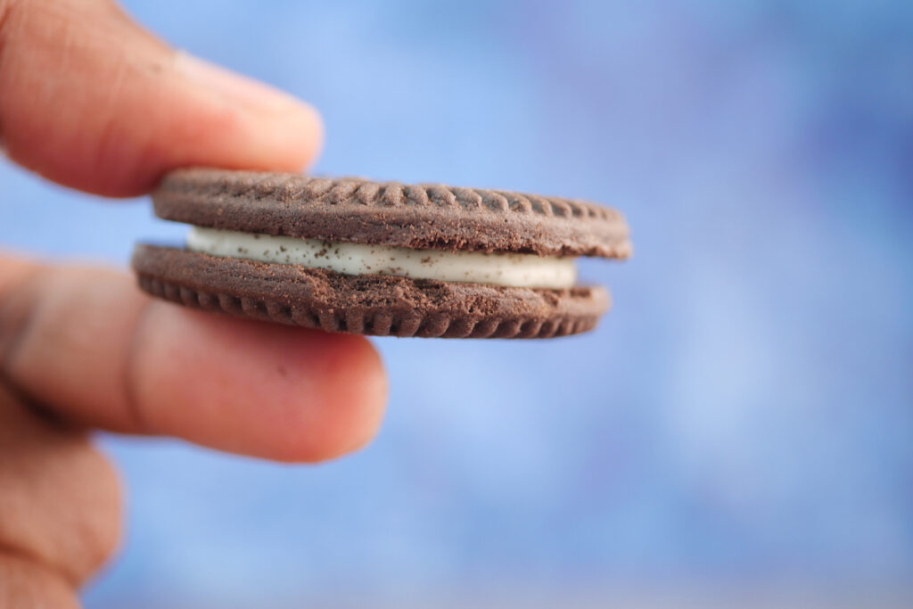 Вкусное шоколадное печенье Oreo в руке человека