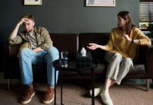 Женщина разговаривает с недовольным мужем