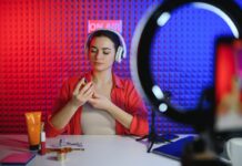 Женщина-видеоблогер показывает косметические продукты на видео