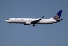 Boeing 737 MAX United Airlines благополучно вернулся после встречи с космическим мусором! 737    blagopoluchno vernulsya posle vstrechi s kosmicheskim musorom-infovzor-ru-0