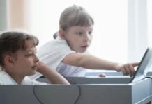 aleksandr kuzmenko mihail pimenov i tatyana buczkaya obsuzhdayut perspektivy gosta dlya rossijskoj igrovoj industrii-infovzor-ru-0