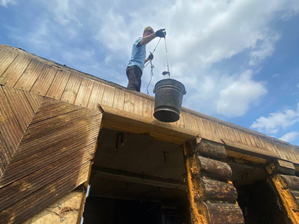 Алексей Вихарев и волонтеры помогли женщине после пожара