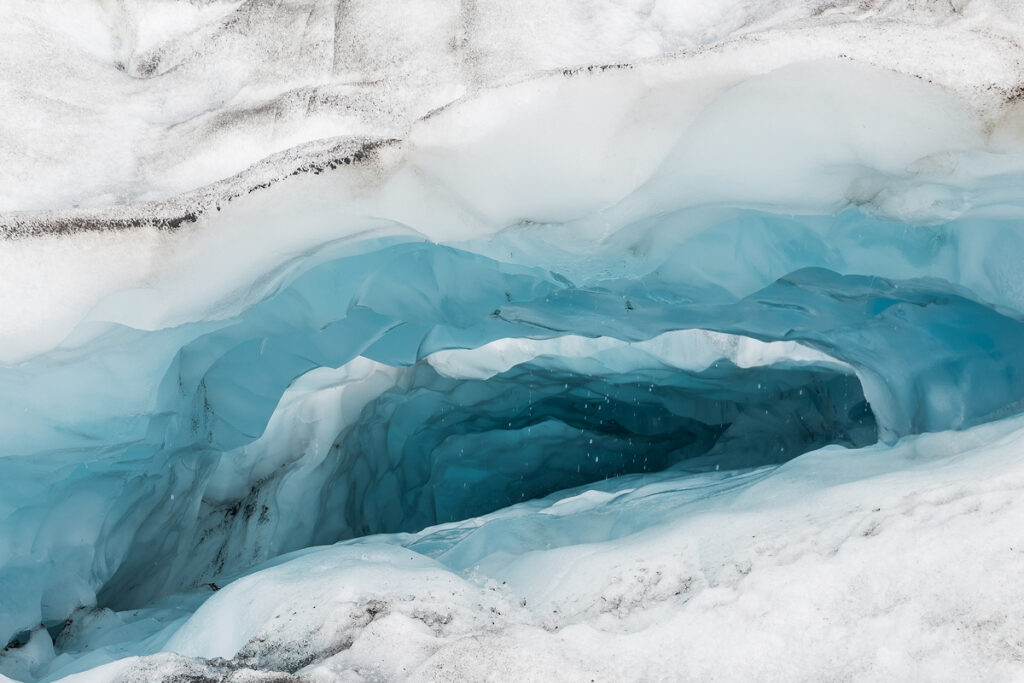 Белый и голубой снег на леднике
