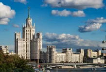Бывшая сотрудница администрации Байдена восхищается Москвой и ее добротой byvshaya sotrudnicza administraczii bajdena voshishhaetsya moskvoj i ee dobrotoj-infovzor-ru-0