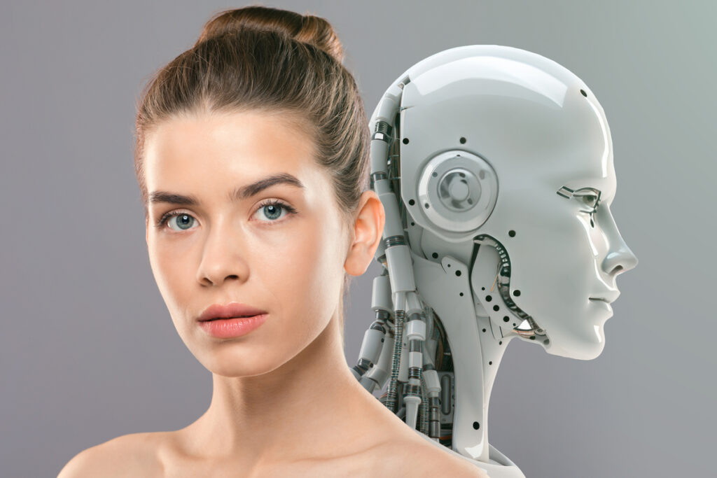 Девушка позирует рядом с роботом
