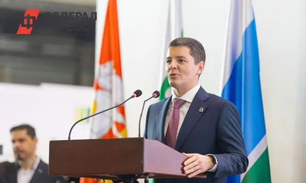 Дмитрий Артюхов поздравил Дениса Паслера с днем рождения на деловой встрече УрФО-0