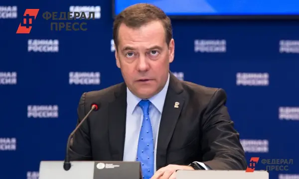 Дмитрий Медведев и Себастьен Лекорню выразили неожиданную реакцию на шаги Макрона-0