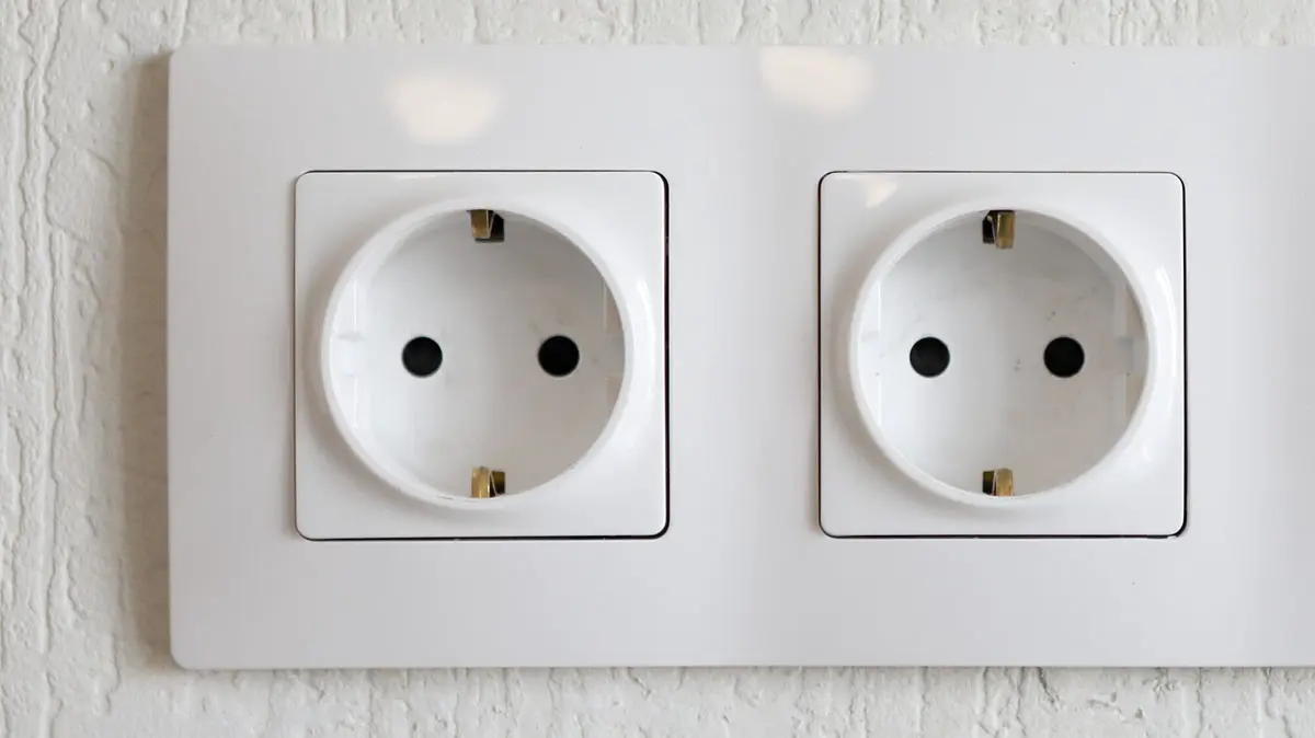 Подросток умер от удара током во время зарядки телефона: что произошло