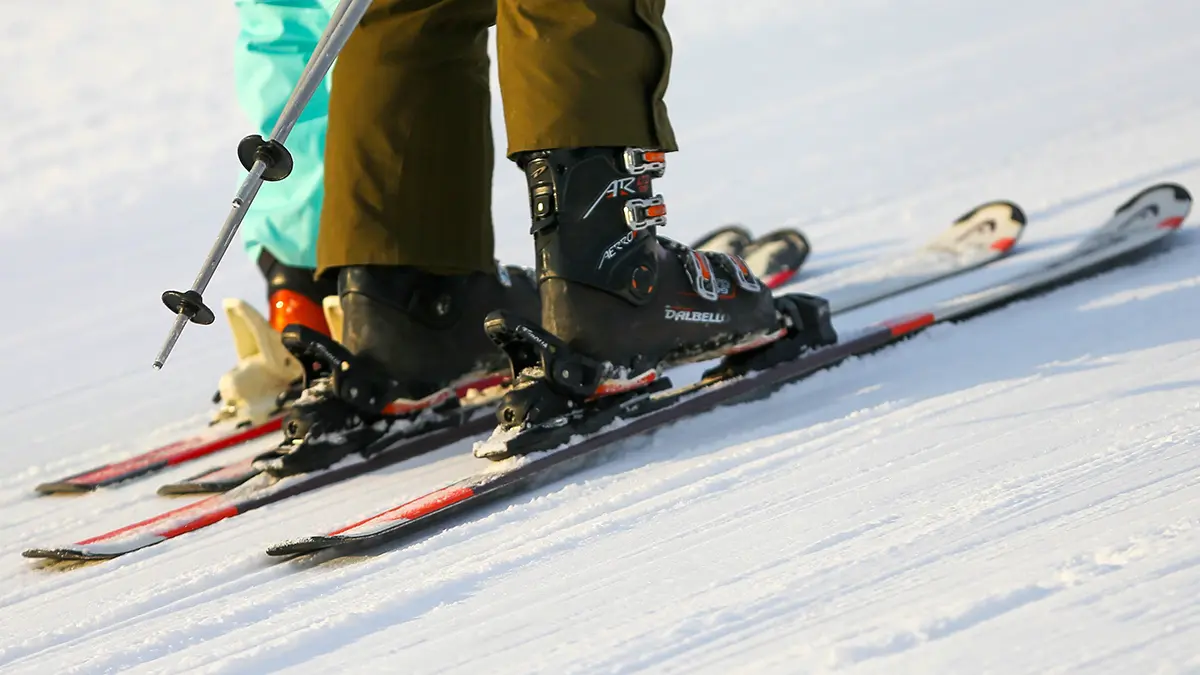 Shot: Лыжника затянуло под лавину в горах Красноярского края, но он смог выбраться