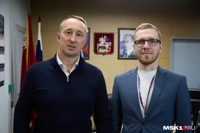 Корреспондент MSK1 Игорь Мещанев (справа) обсудил с министром транспорта Подмосковья Маратом Сибатулиным главные вопросы | Источник: Дмитрий Толстошеев / MSK1.RU