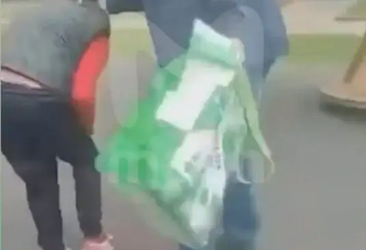 Полицейские изучают видео, на котором мужчина наносит удары мальчику в Москве