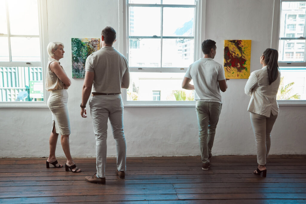 Мужчины и женщины на выставке картин