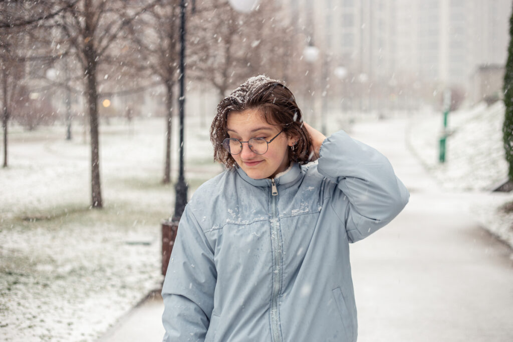 Портрет девушки в снегопаде 
