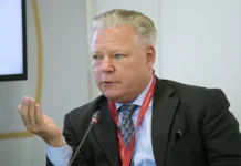 Роберт Эйджи делится мнением о возвращении компаний в Россию для AmCham Russia robert ejdzhi delitsya mneniem o vozvrashhenii kompanij v rossiyu dlya -infovzor-ru-0