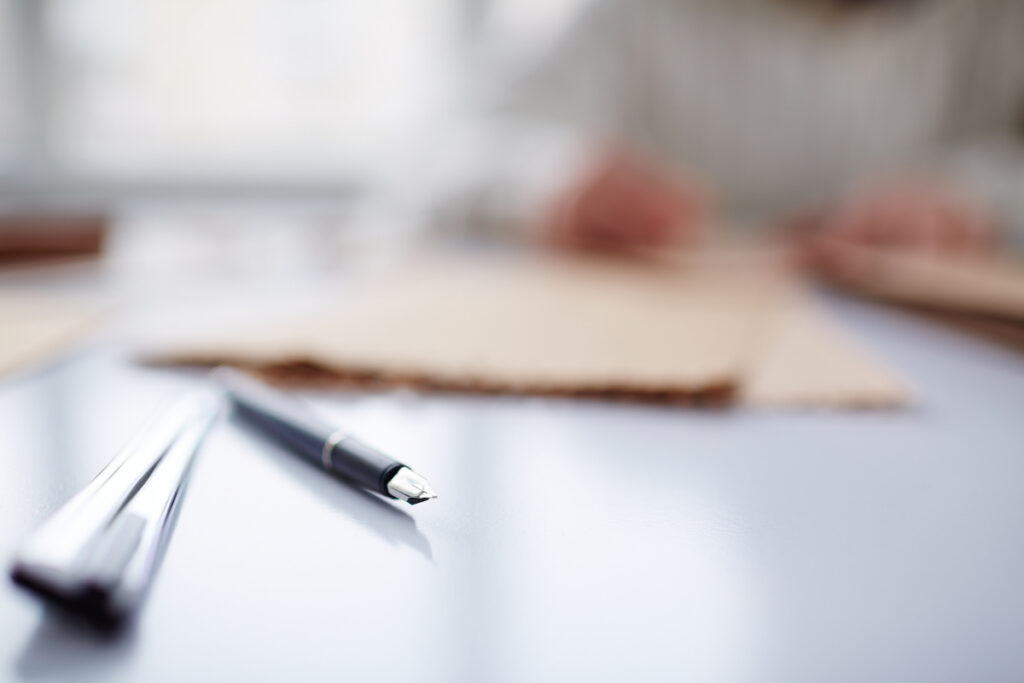 Ручка на столе
