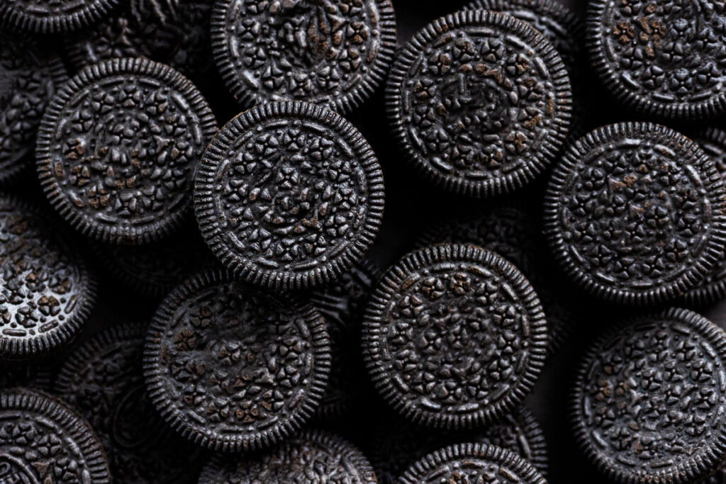 Текстурированный темный фон с печеньем Oreo
