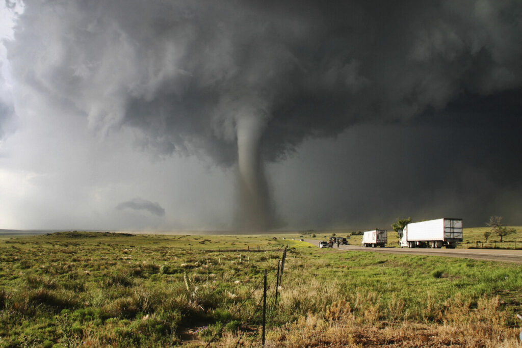 Торнадо рядом с жилыми домами
