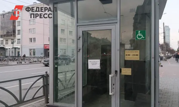 В Екатеринбурге администрация и подрядчик модернизируют лифт для инвалидов-0