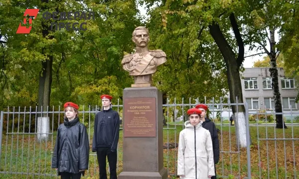 В Рязани торжественно открыли бюст Владимиру Корнилову на Аллее российской славы-0
