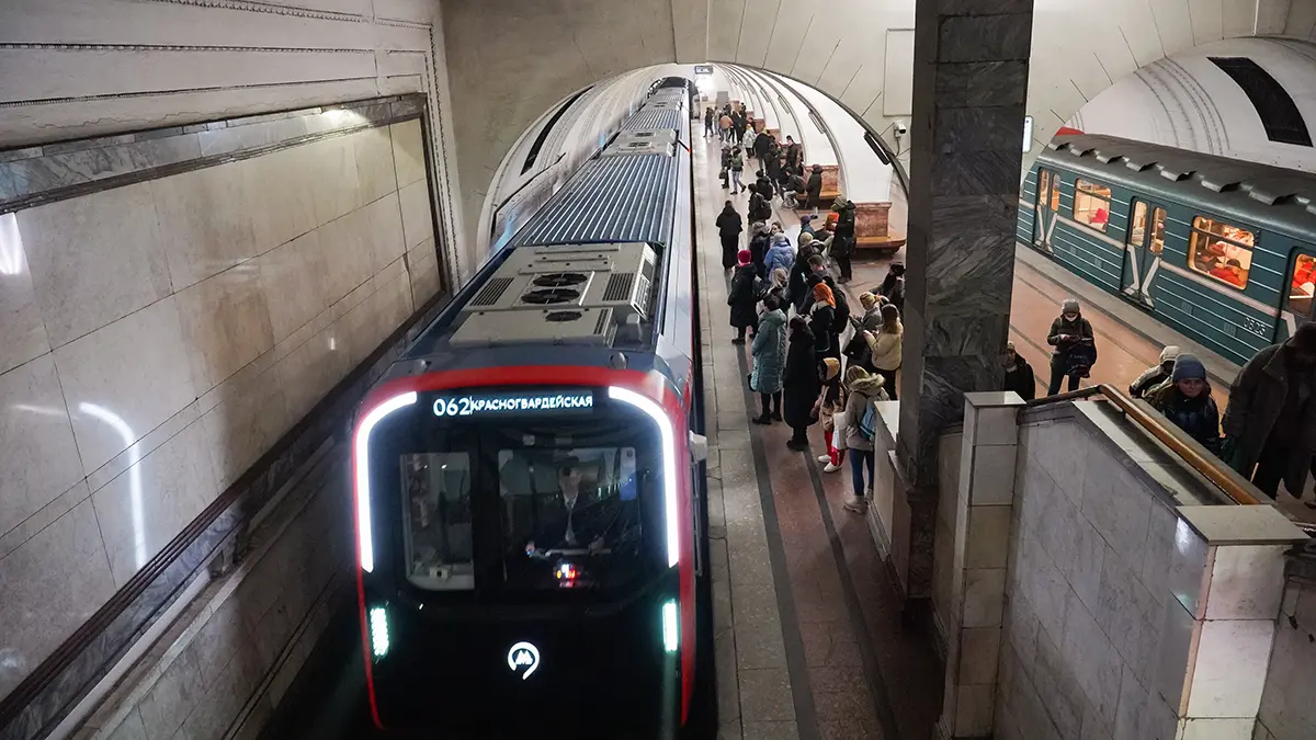Человек упал на пути на Замоскворецкой линии метро
