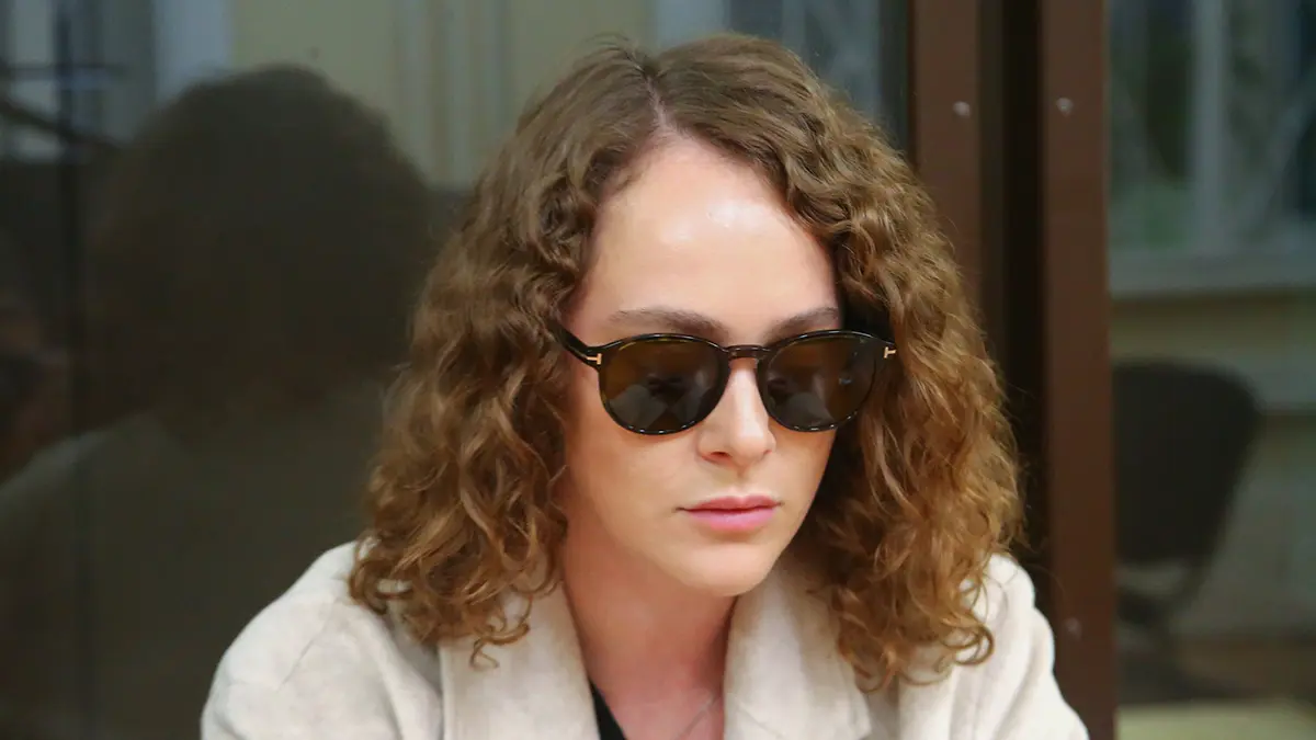 Аглая Тарасова пришла на заседание по делу о наркотиках, держа мать за руку