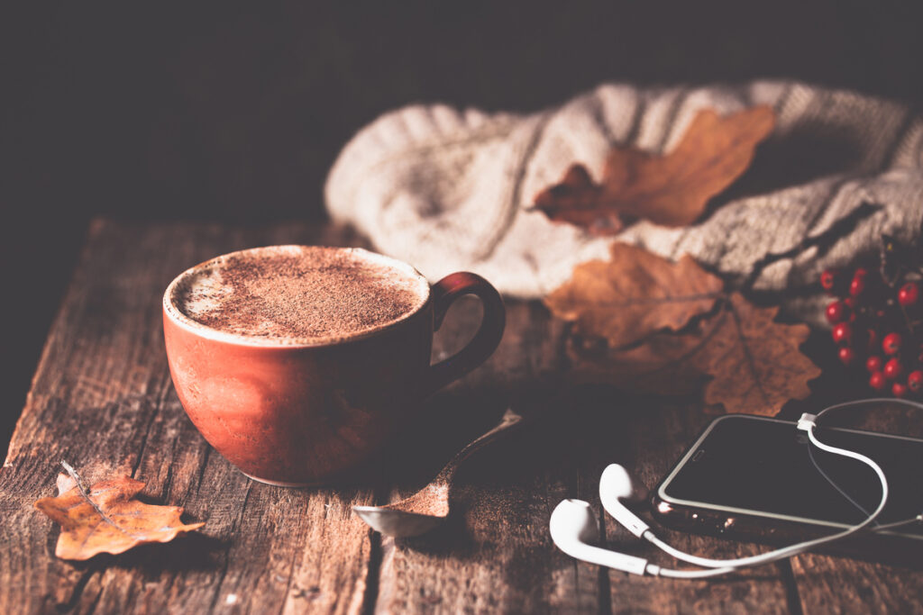 Чашка кофе и наушники
