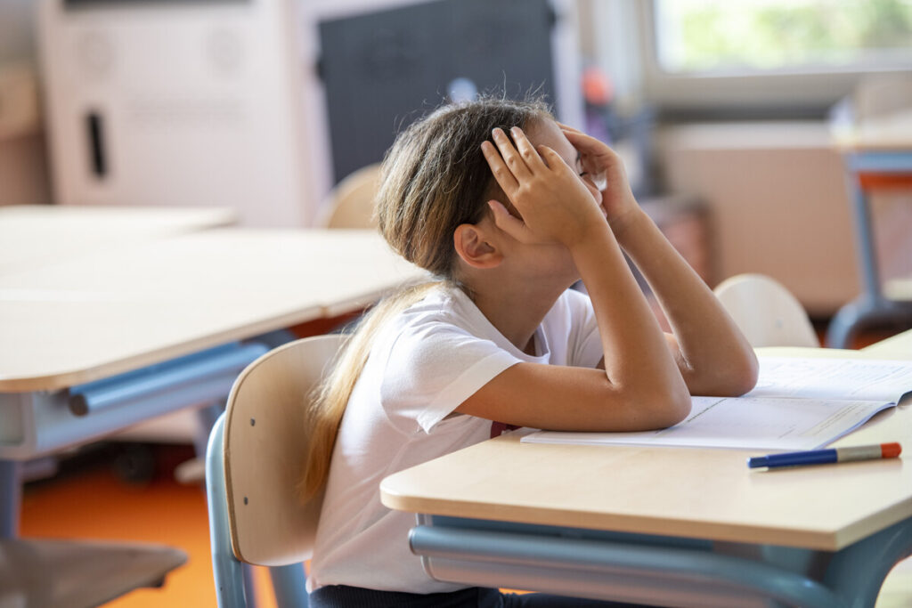 Девочка с трудом справляется с уроками в классе