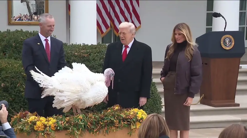 Трамп помиловал крупнейших индеек Курлыку и Вихлюна на День благодарения (видео)