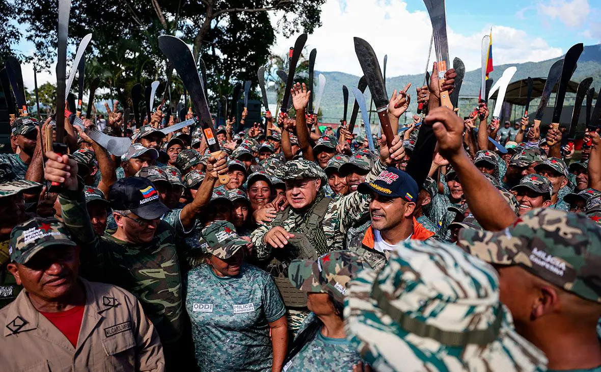 Обучение гражданского населения обращению с оружием для защиты страны в случае нападения США, Ла-Гуайра, Венесуэла, 16 октября 2025 года, (Jesus Vargas / dpa / Global Look Press)