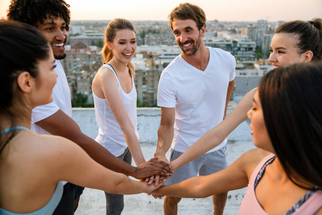 Группа друзей, занимающихся спортом вместе
