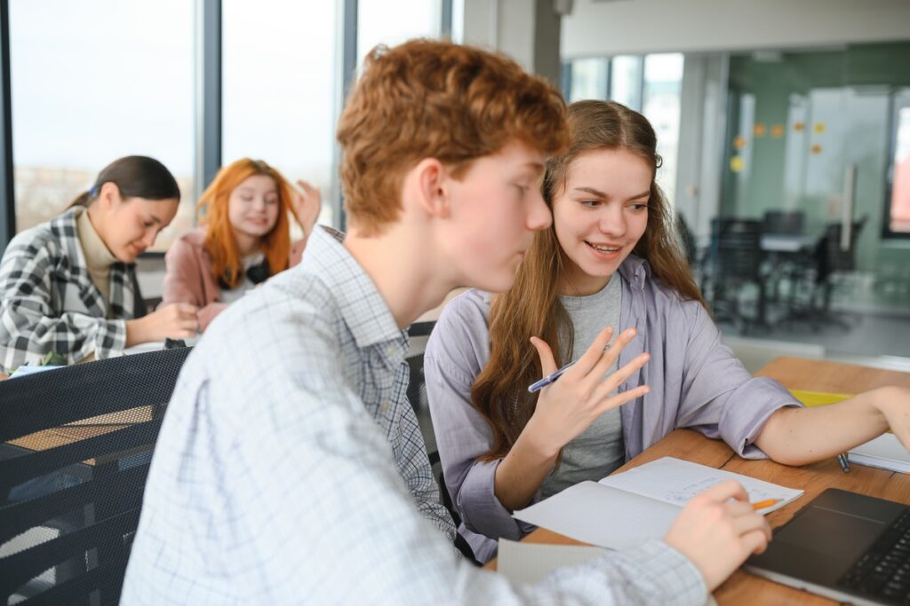 Группа молодых студентов колледжа в классе