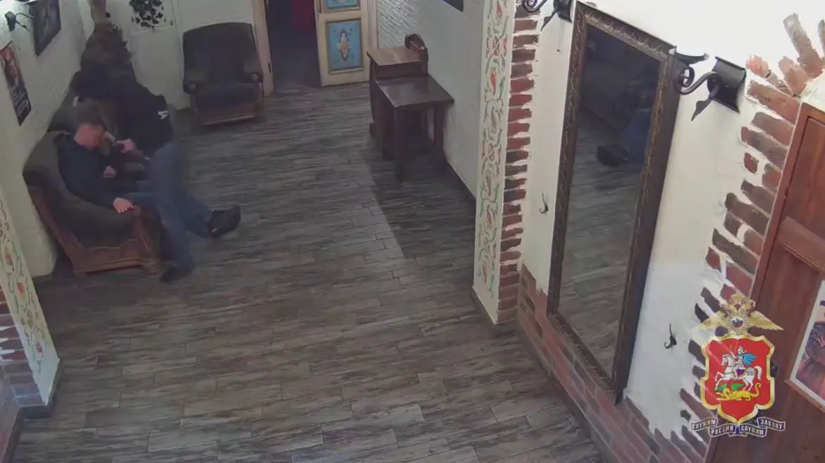 Мужчина украл часы и телефон у спавшего посетителя ресторана в Подмосковье 