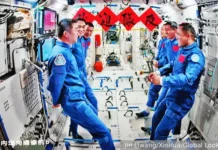 Космонавты миссии Шэньчжоу-20 из Китая справляются с космическим мусором на Тяньгун kosmonavty missii shenchzhou20 iz kitaya spravlyayutsya s kosmicheskim musorom na tyangun-infovzor-ru-0