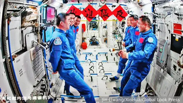 Китайские космонавты заблокированы на орбите после столкновения с мусором