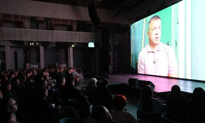 На форуме «Патриоты Урала» в Новом Уренгое Артем Жога и герои СВО разрушают стереотипы-0